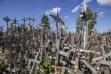 Siauliai, Litvanya - 15 Ağustos 2018 - tepe çarpılar Litvanya bir ünlü hac yer.