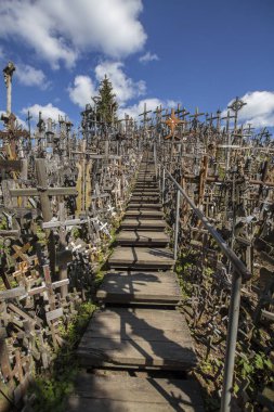 Siauliai, Litvanya - 15 Ağustos 2018 - tepe çarpılar Litvanya bir ünlü hac yer.