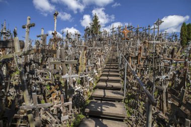 Siauliai, Litvanya - 15 Ağustos 2018 - tepe çarpılar Litvanya bir ünlü hac yer.