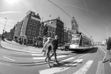 Amsterdam - 14 Mayıs: Amsterdam caddeleri. 14 Mayıs 2018 Hollanda'nın Amsterdam, günbatımında. siyah ve beyaz fotoğraf.