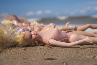 Tallinn, Estonya - 21 Ağustos 2018: Barbie Baltık Denizi kıyısında.