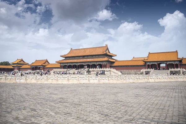 Yasak Şehir dünyadaki en büyük saray kompleksidir. Pekin, Çin 'in göbeğinde yer almaktadır.