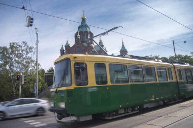 Helsinki sokaklarında Uspenski Katedrali'ne arka planda bir tramvay işte. 