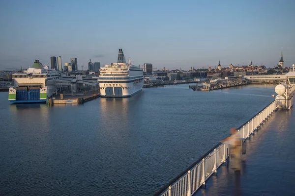 Şafakta Cruise Liner Tallinn Bağlantı Noktası Gitmeye Hazırlanıyor — Stok fotoğraf