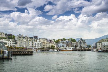 Alesund, Norveç fiyortları bir şehirdir.