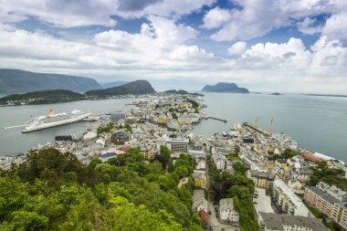 Alesund, Norveç fiyortları bir şehirdir.