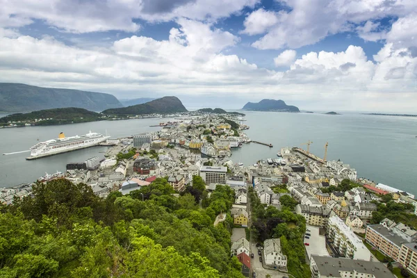 Alesund, Norveç fiyortları bir şehirdir.