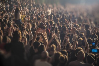 Konserdeki insanlar gösteriyi bekliyorlar.