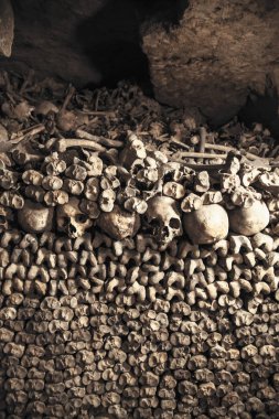 Paris yeraltı mezarlığı. Milyonlarca insan yeraltı labirentler içinde mezar.