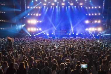 Konserdeki insanlar gösteriyi bekliyorlar.