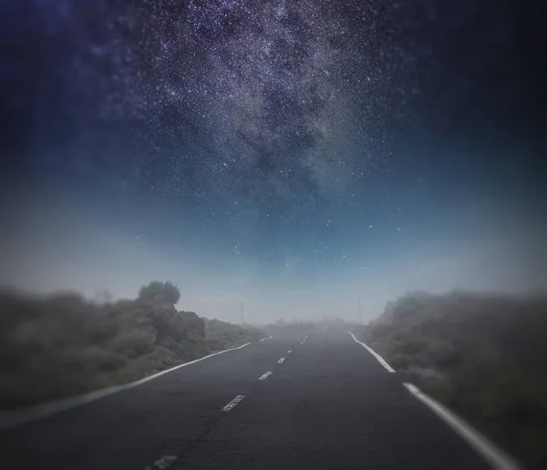 Céu Estrelado Noite Acima Estrada Astrofotografia — Fotografia de Stock