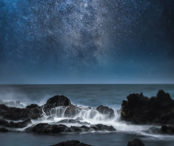 在海洋上繁星闪烁的夜空 天文摄影 — 图库照片