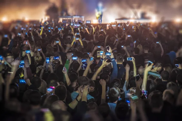 Lidé Koncertě Telefony Střílet Show — Stock fotografie