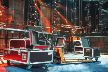 Sahneyi açık havada bir konsere hazırlıyorum..