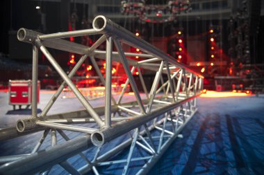 Sahneyi açık havada bir konsere hazırlıyorum..