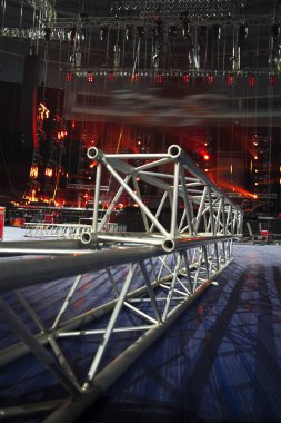 Sahneyi açık havada bir konsere hazırlıyorum..