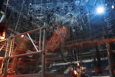 Sahneyi açık havada bir konsere hazırlıyorum..