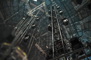 Sahneyi açık havada bir konsere hazırlıyorum..