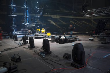 Sahneyi açık havada bir konsere hazırlıyorum..