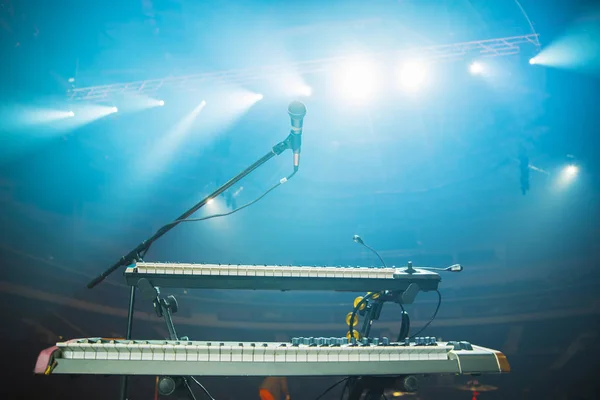 Pianoforte Sul Palco Sotto Riflettori Prima Del Concerto — Foto Stock