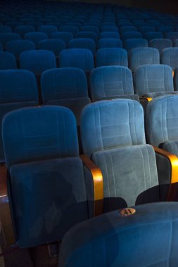 Gösteri başlamadan önce koltukları olan boş oditoryum