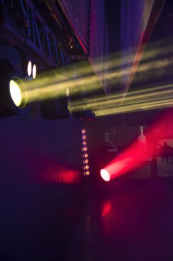 Işık huzmeleri konserdeki sahneyi aydınlatıyor..