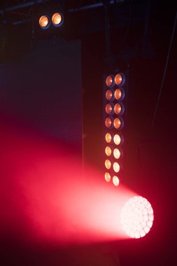 Işık huzmeleri konserdeki sahneyi aydınlatıyor..