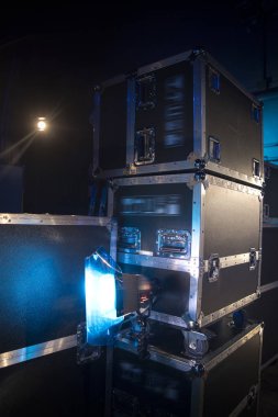 Sahneyi açık havada bir konsere hazırlıyorum..