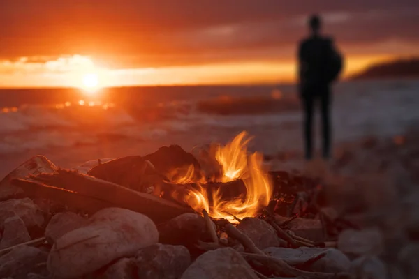 Man Sunset Sea Burning Bonfire — Stock Photo, Image