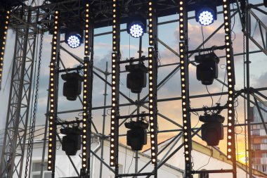 Işık huzmeleri konserdeki sahneyi aydınlatıyor..