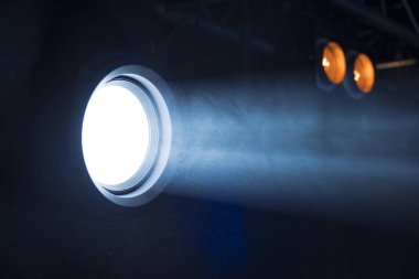 Işık huzmeleri konserdeki sahneyi aydınlatıyor..