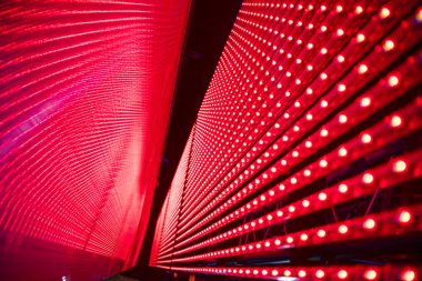 Işık huzmeleri konserdeki sahneyi aydınlatıyor..