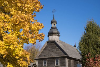 Sonbaharda tahta Ortodoks kilisesi. Beyaz Rusya.