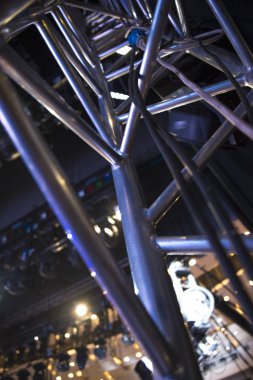 Sahneyi açık havada bir konsere hazırlıyorum..