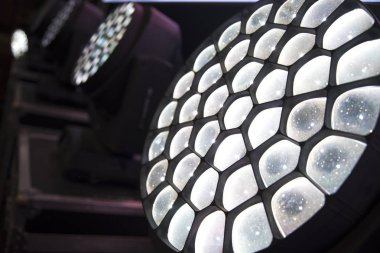 Işık huzmeleri konserdeki sahneyi aydınlatıyor..