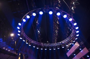 Işık huzmeleri konserdeki sahneyi aydınlatıyor..