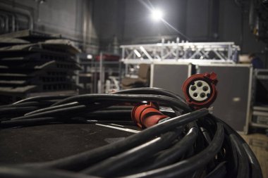 Konser ışığı için elektrik kabloları. Sahne hazırlığı