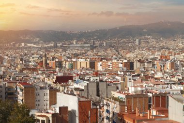 Antik sokaklarda Barselona'nın en iyi görünümü. İspanya.