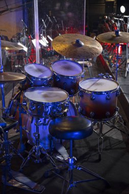 Müzik konseri öncesi sahnede davullar.