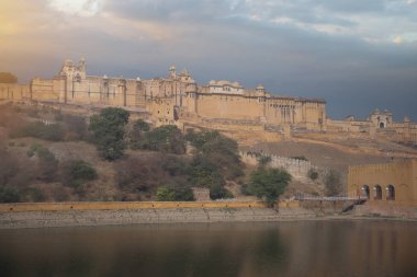 Amber Fort ya da Amer - Raja 'nın güçlendirilmiş konutu. Kara keçi.