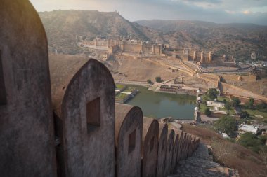 Amber Fort ya da Amer - Raja 'nın güçlendirilmiş konutu. Kara keçi.