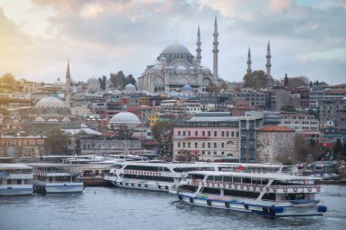 Istanbul Türkiye nin en büyük şehir, ana sanayi, ticari ve kültürel merkezi var. Boğaz kıyısında