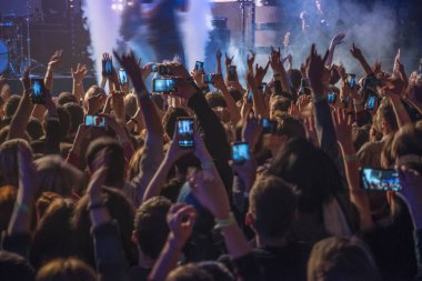 Konserdeki insanlar gösteriyi bekliyorlar.