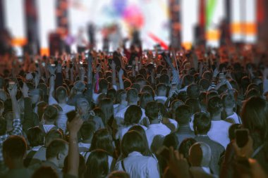 Konserdeki insanlar gösteriyi bekliyorlar.