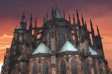 Prag Eski Şehir Meydanı, Tyn Katedrali. güneş ışığı altında.