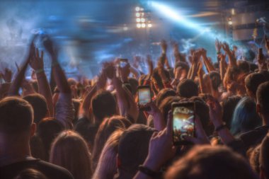 Konserdeki insanlar gösteriyi bekliyorlar.