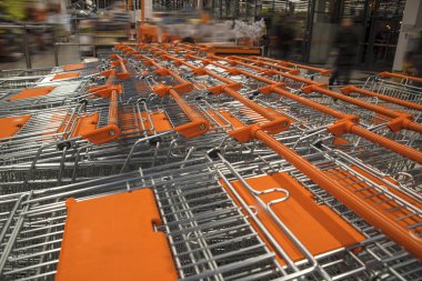 bir satırda bir mağazada alışveriş sepetlerini standı