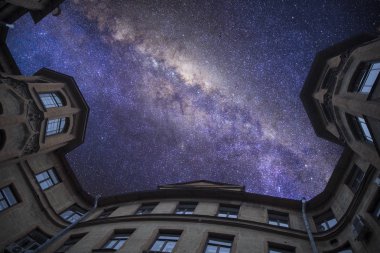 St. Petersburg gece ışık yıldızların altında.