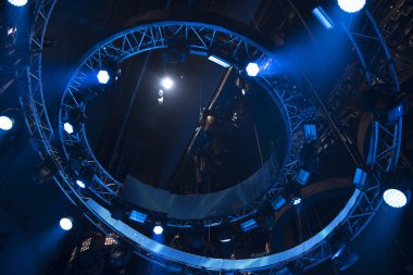 Işık huzmeleri konserdeki sahneyi aydınlatıyor..