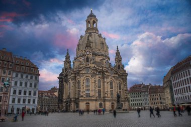 Almanya 'da Dresden. Yeniden inşa edilmiş eski şehrin mimarisi.